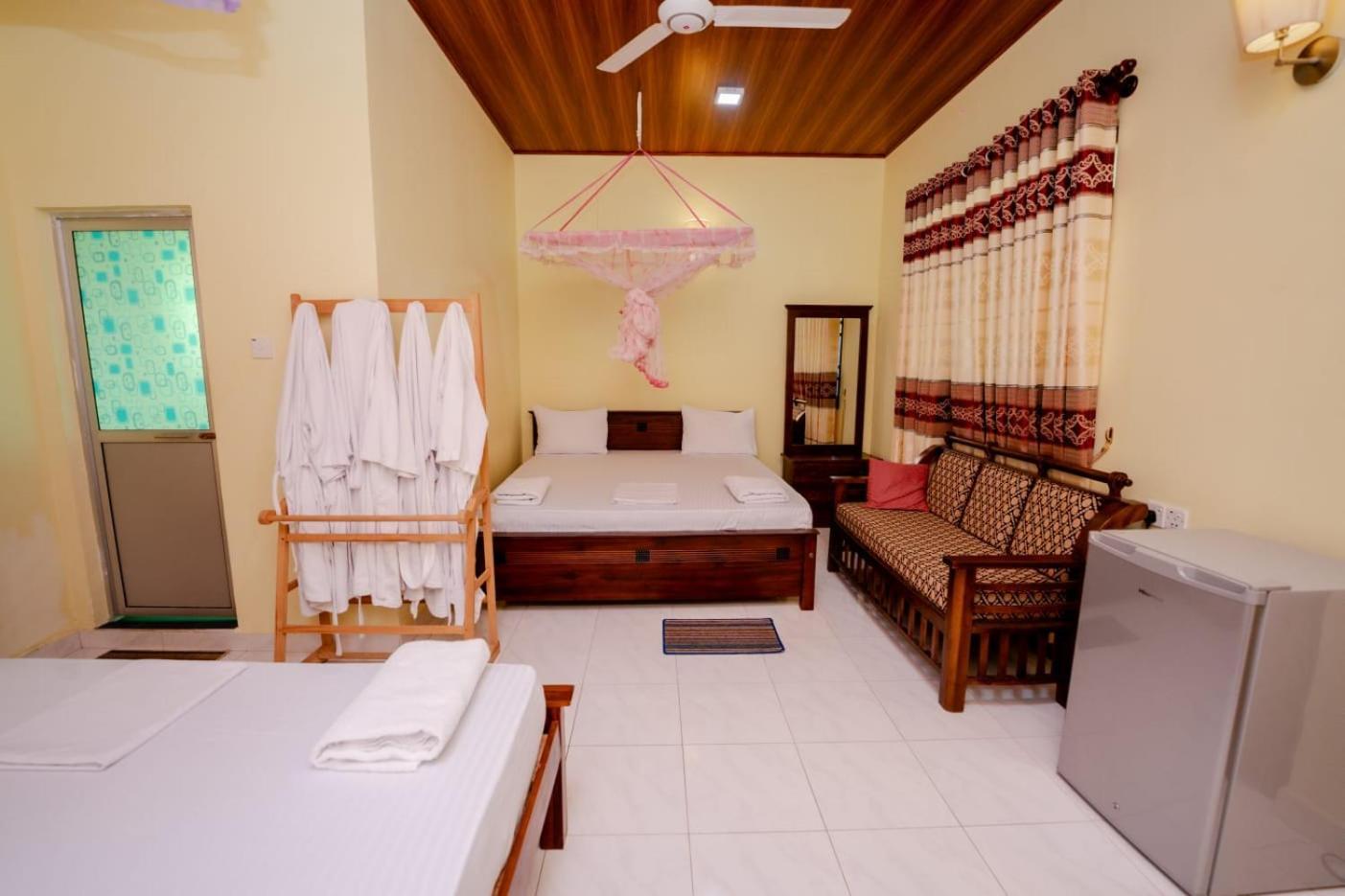Suwani Pinnawala Homestay Екстериор снимка