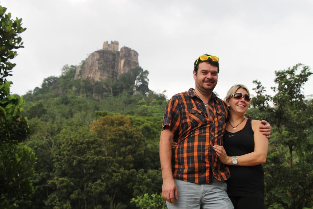 Suwani Pinnawala Homestay Екстериор снимка